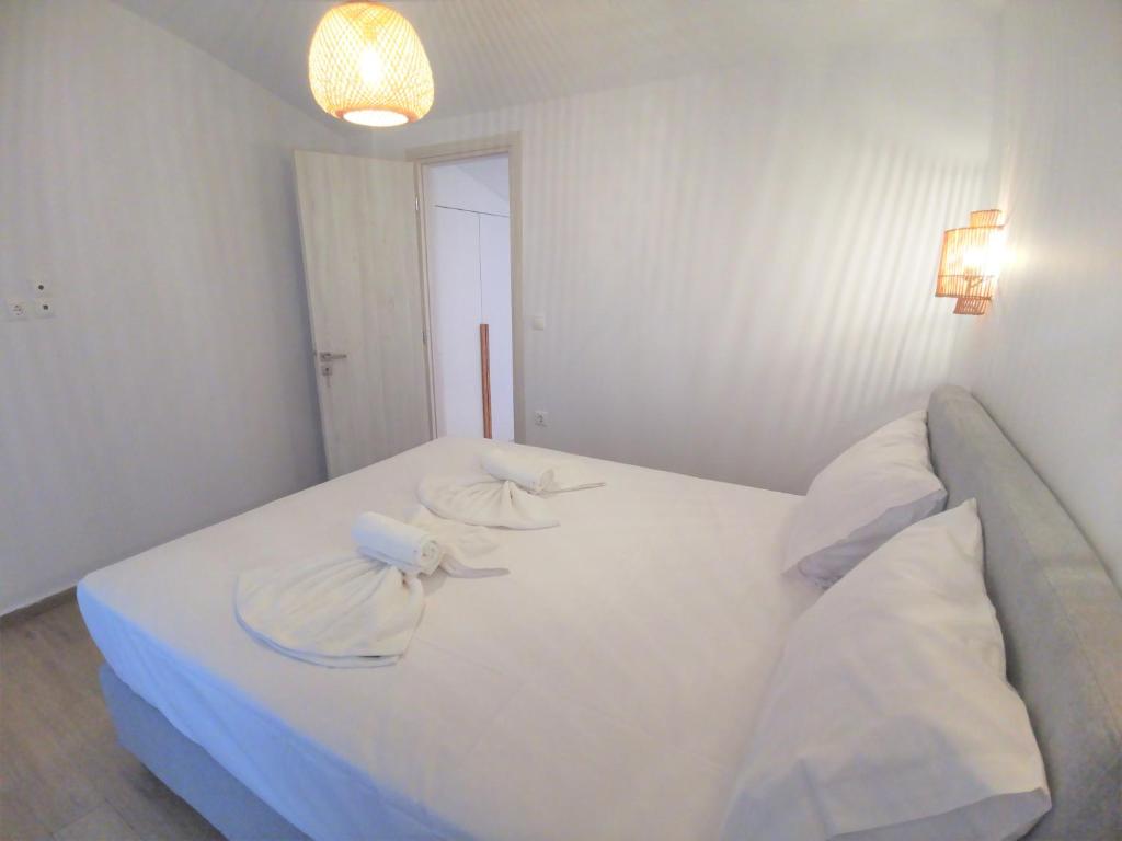 Postel nebo postele na pokoji v ubytování SunilioS Apartments Lefkada