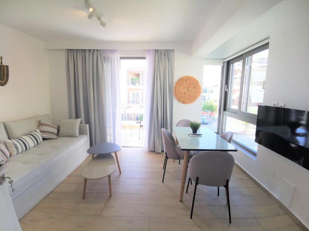 TV a/nebo společenská místnost v ubytování SunilioS Apartments Lefkada