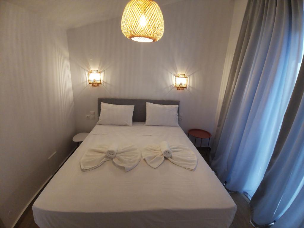 Postel nebo postele na pokoji v ubytování SunilioS Apartments Lefkada