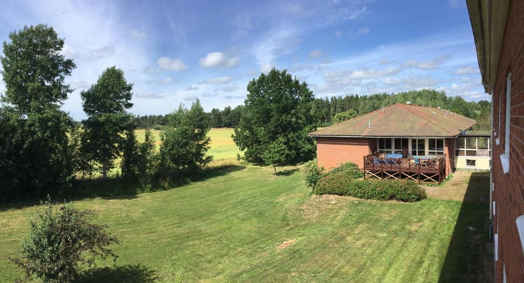 une vue aérienne sur une maison dans un champ dans l'établissement Hostel Svedjegården, à Nybble