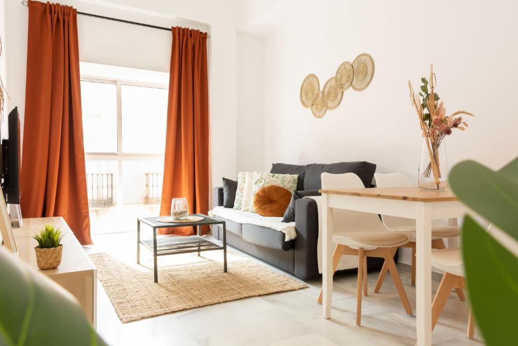 een woonkamer met een bank en een tafel bij La Besana Home in Málaga