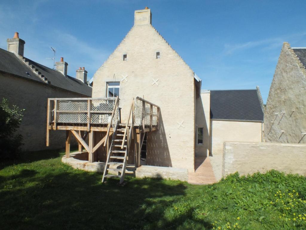 une maison avec un escalier menant à un bâtiment dans l'établissement Gîte de charme Floréales Les Myosotis, à Asnelles