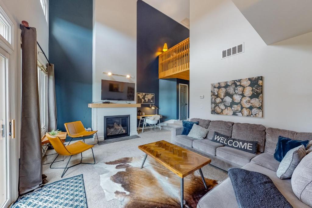 uma sala de estar com um sofá e uma lareira em Wintergreen 126 em Blue Mountains