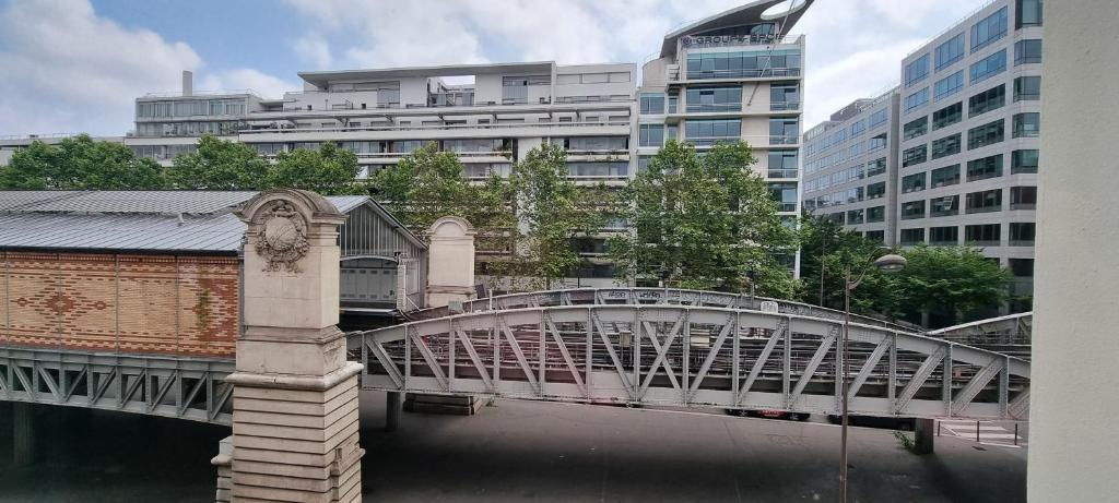 un puente sobre un río en una ciudad con edificios en PARIS AURIOL en París