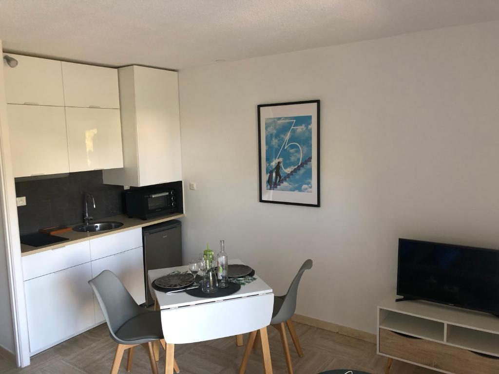 Televízia a/alebo spoločenská miestnosť v ubytovaní Appartement 2 personnes calme proche de la mer piscine tennis