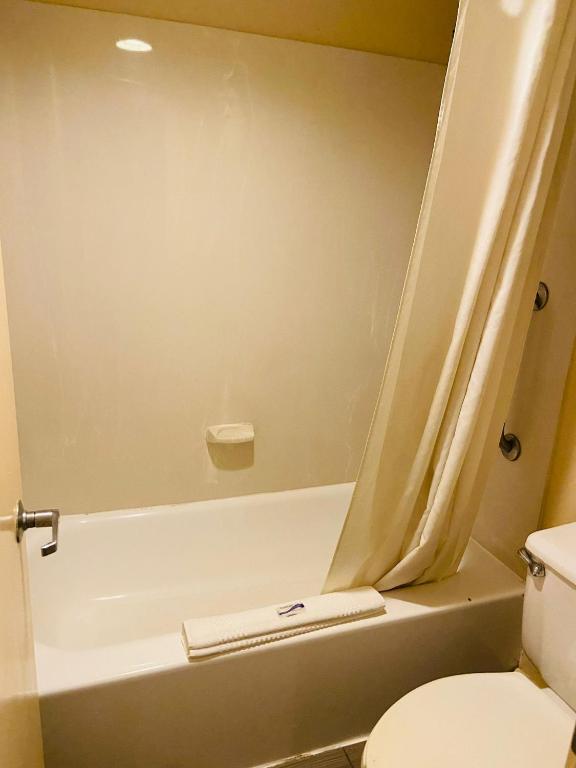 BlissPoint Inn Northwest Indianapolis - King Room - Disability Access/Non-Smoking