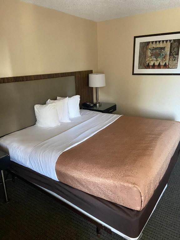 BlissPoint Inn Northwest Indianapolis - King Room - Non-Smoking