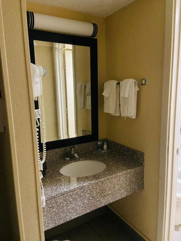 BlissPoint Inn Northwest Indianapolis - Deluxe King Room