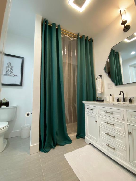 Koupelna v ubytování Newly Renovated Victorian Gem Perfect Space for Family Vacations!