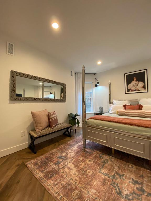 Postel nebo postele na pokoji v ubytování Newly Renovated Victorian Gem Perfect Space for Family Vacations!
