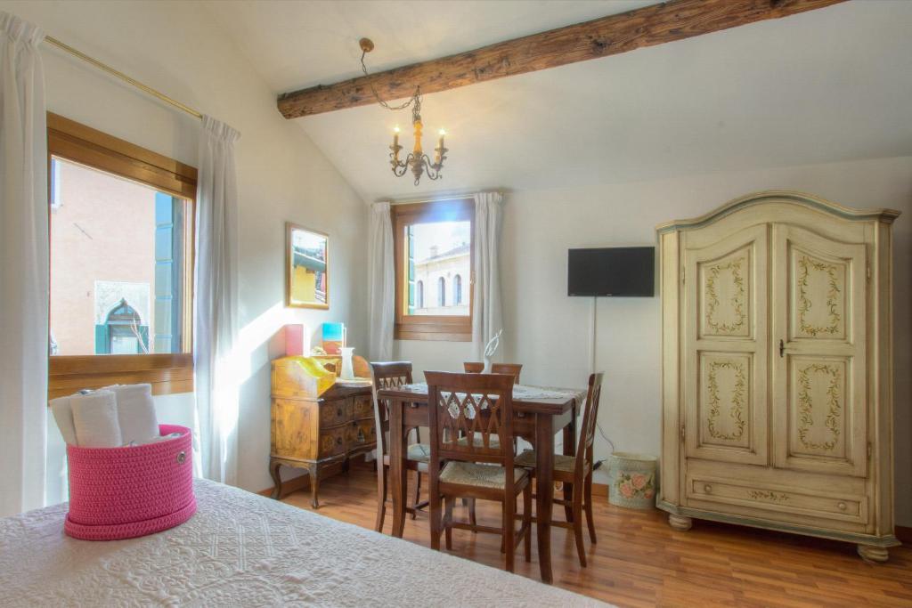 TV a/nebo společenská místnost v ubytování Residenza de l'Osmarin Suites