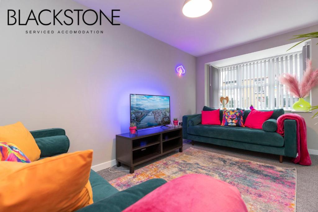 un soggiorno con 2 divani e una TV a schermo piatto di Island House - 3 Bedroom Townhouse by BPNE a Darlington