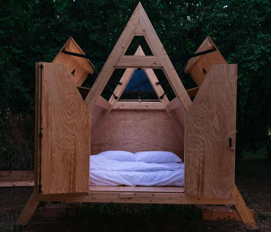 - un lit en bois dans un cadre en bois d'une superficie de 2 m2 dans l'établissement SKY HOUSE EXPERIENCE, à Salmore