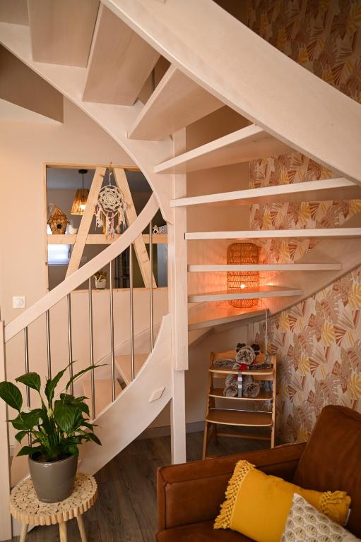 - un escalier en colimaçon dans le salon doté d'un canapé dans l'établissement 214 A‘coeur, à Hindisheim