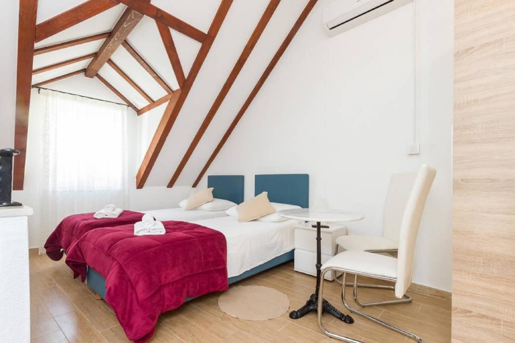 Peruzovic Rooms 1 - 18