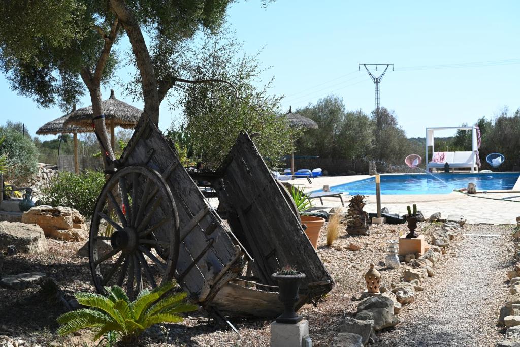 carrello di legno seduto accanto alla piscina di Finca Es Velar a Santanyi