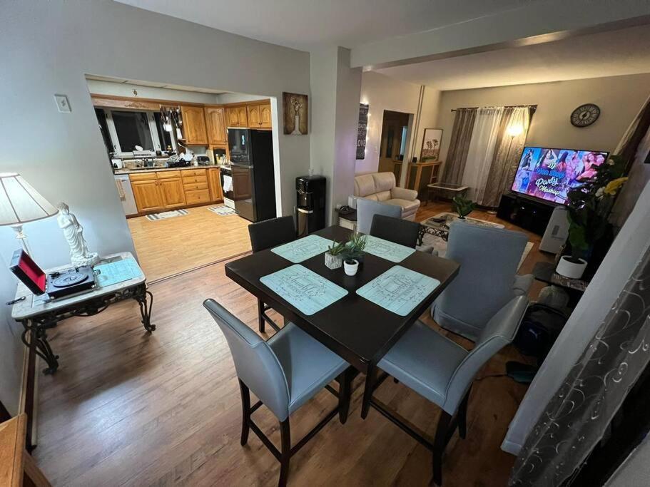comedor y sala de estar con mesa y sillas en 4 bedrooms & 2 bathrooms “Dhanu’s place” en Scranton