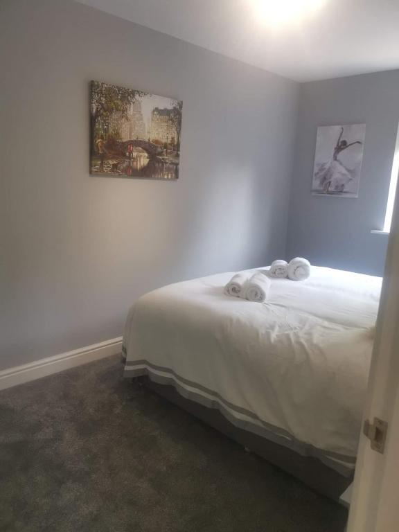 a bedroom with a bed and a painting on the wall at Green Street Retreat in York