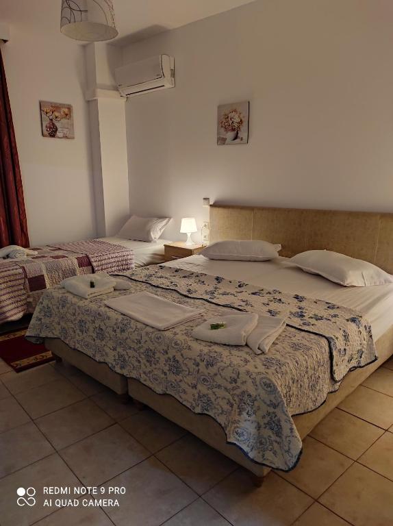 Una cama o camas en una habitación de Sofias Hotel