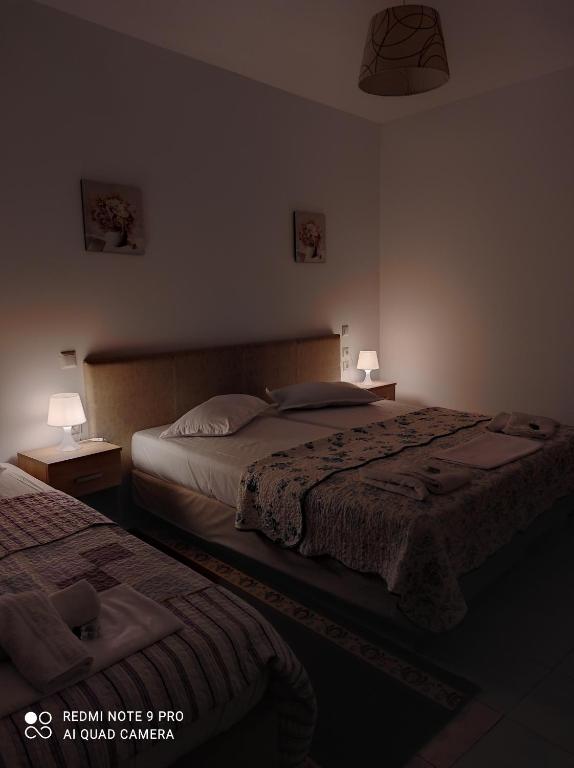 Una cama o camas en una habitación de Sofias Hotel
