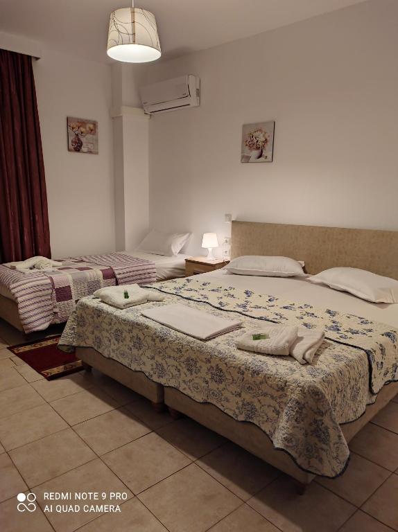 Una cama o camas en una habitación de Sofias Hotel