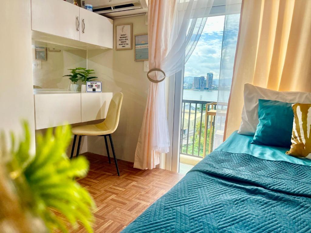 sypialnia z łóżkiem, biurkiem i oknem w obiekcie J&J Residences, Complete Accommodation with a View w mieście Mactan