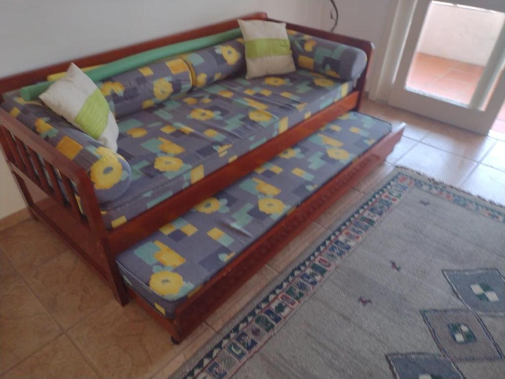 een speelgoedbank in een woonkamer bij Apartamento Morada das Petúnias in Capão da Canoa