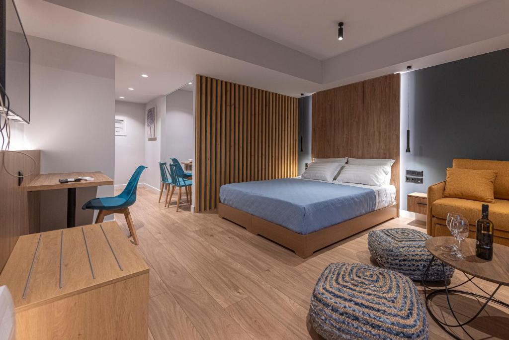 - une chambre avec un lit, un canapé et une table dans l'établissement A&N Athens Luxury Apartments - Akadimou, à Athènes
