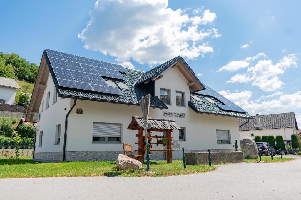 una casa con paneles solares en el techo en Prima Countryside Apartments en Žirovnica