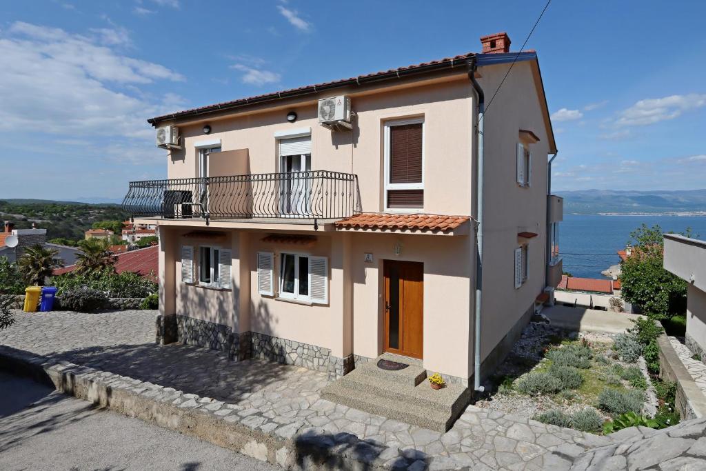 ein Haus mit Meerblick in der Unterkunft Double Room Vrbnik 5299b in Vrbnik