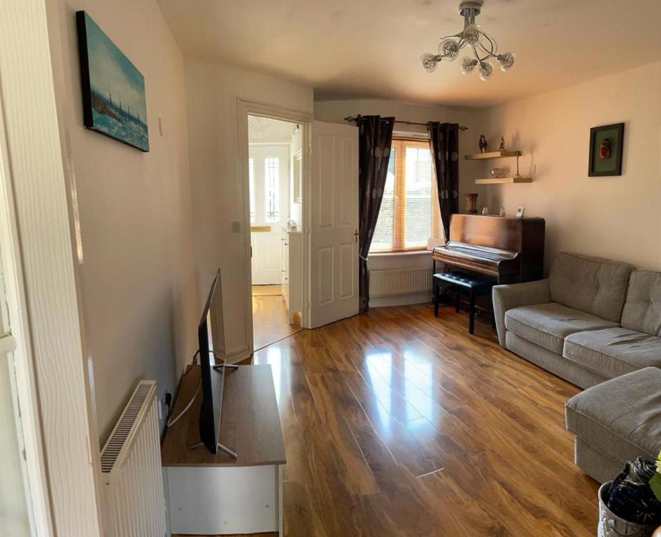 3 bed Home with FREE PARKING + WiFi, near town