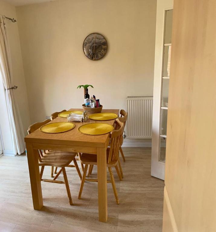 3 bed Home with FREE PARKING + WiFi, near town