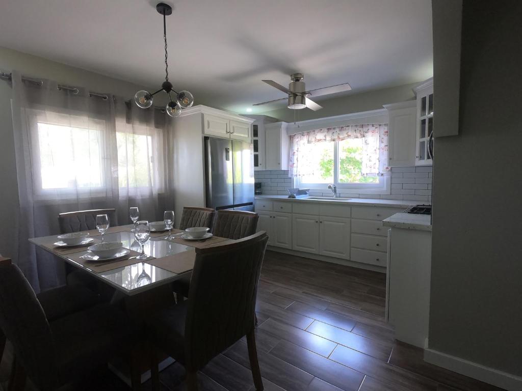 een eetkamer met een tafel en stoelen in een keuken bij Single-Family Home With Gated Tropical Yard in Roatan