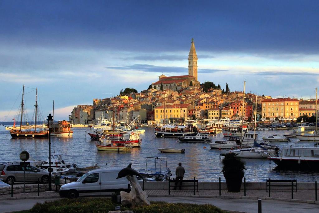 Zdjęcie z galerii obiektu Apartments with a parking space Rovinj - 7322 w Rovinj