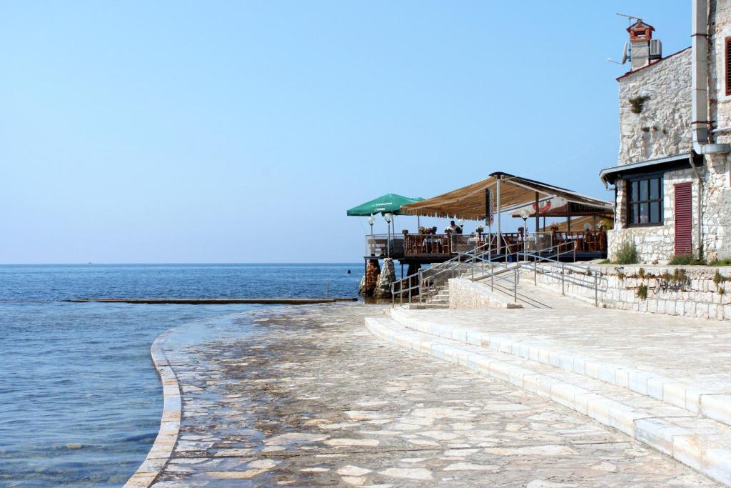 przejście obok wody obok budynku w obiekcie Apartments with a parking space Umag - 7147 w mieście Umag