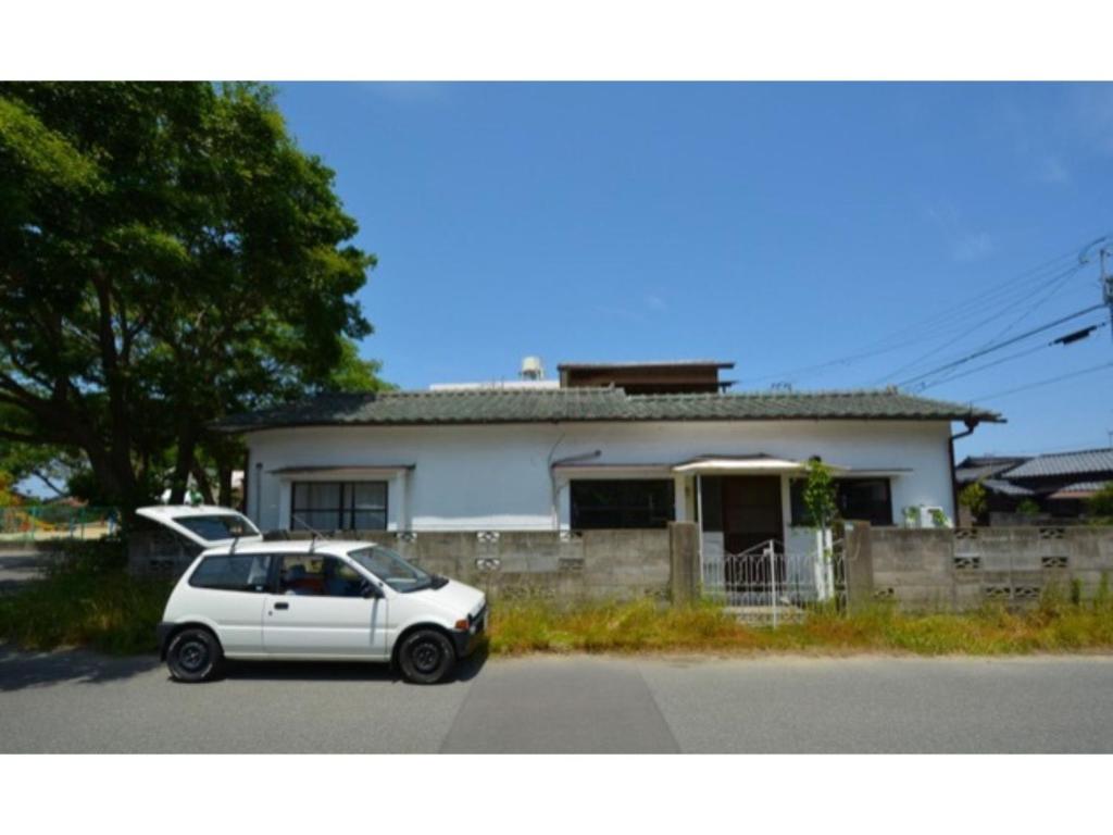 un coche blanco estacionado frente a una casa en Fukuoka - House - Vacation STAY 4674, en Fukuoka