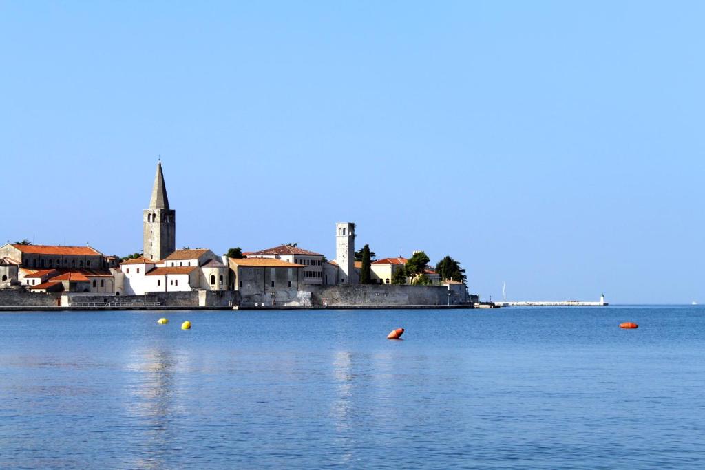 Fotografia z galérie ubytovania Apartments with a parking space Porec - 7012 v Poreči