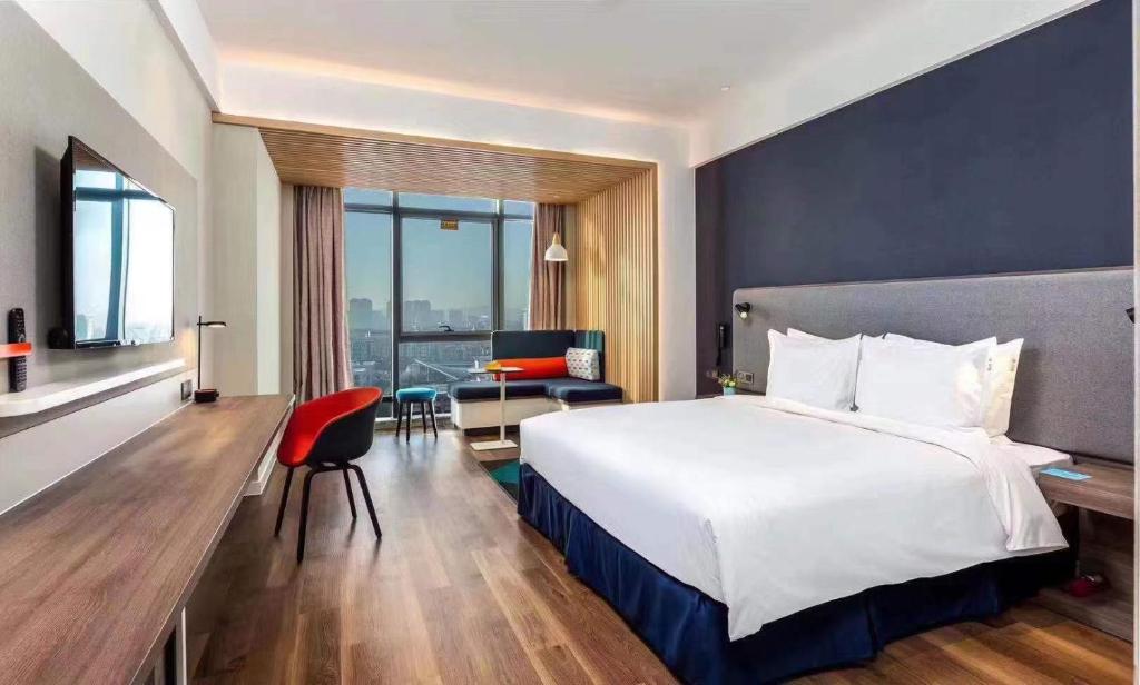 Postel nebo postele na pokoji v ubytování Holiday Inn Express - Wuhan Optical Valley by IHG