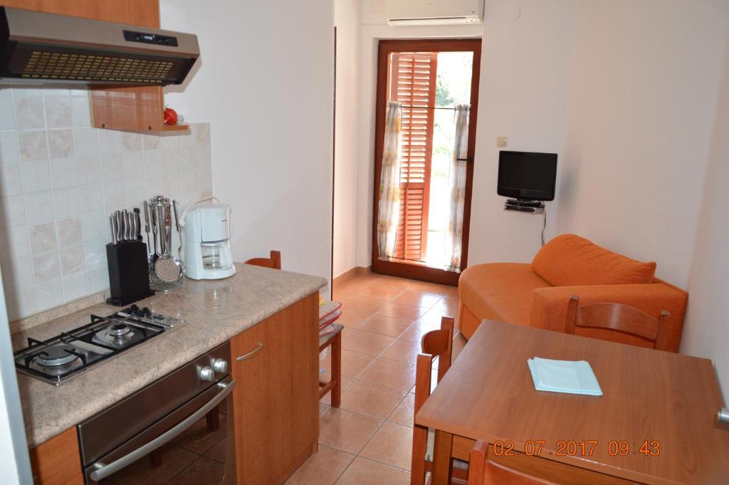 Kuchyň nebo kuchyňský kout v ubytování Apartments and rooms by the sea Jakisnica, Pag - 4160
