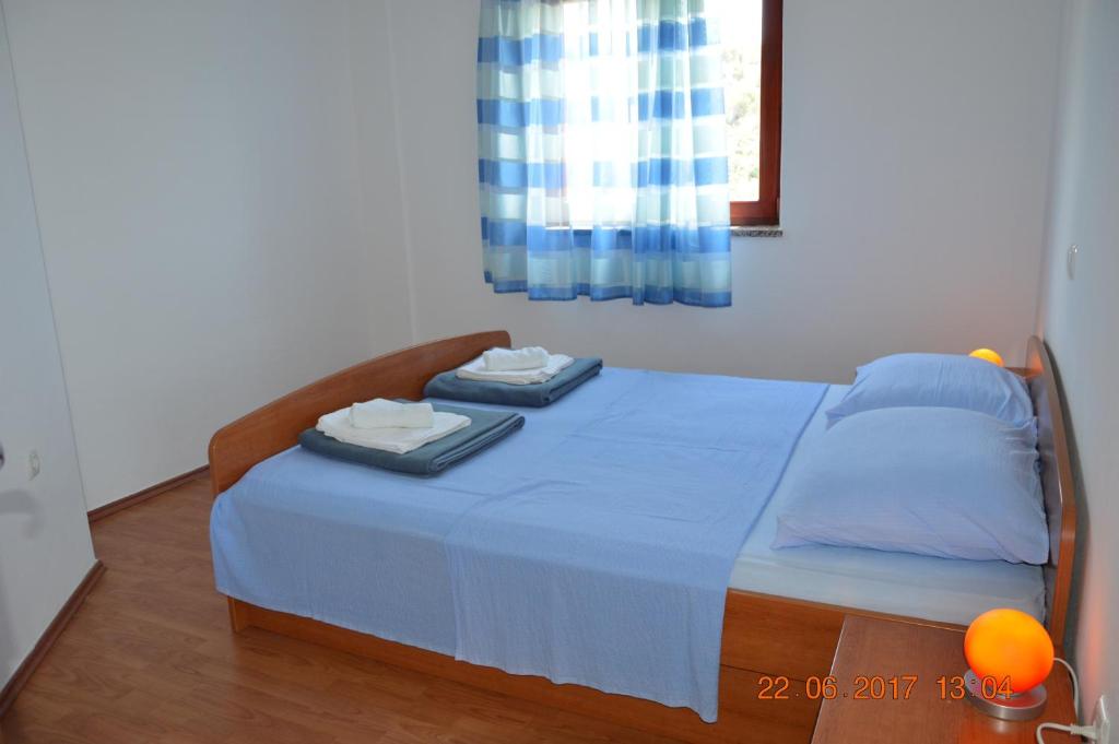 Postel nebo postele na pokoji v ubytování Apartments and rooms by the sea Jakisnica, Pag - 4160