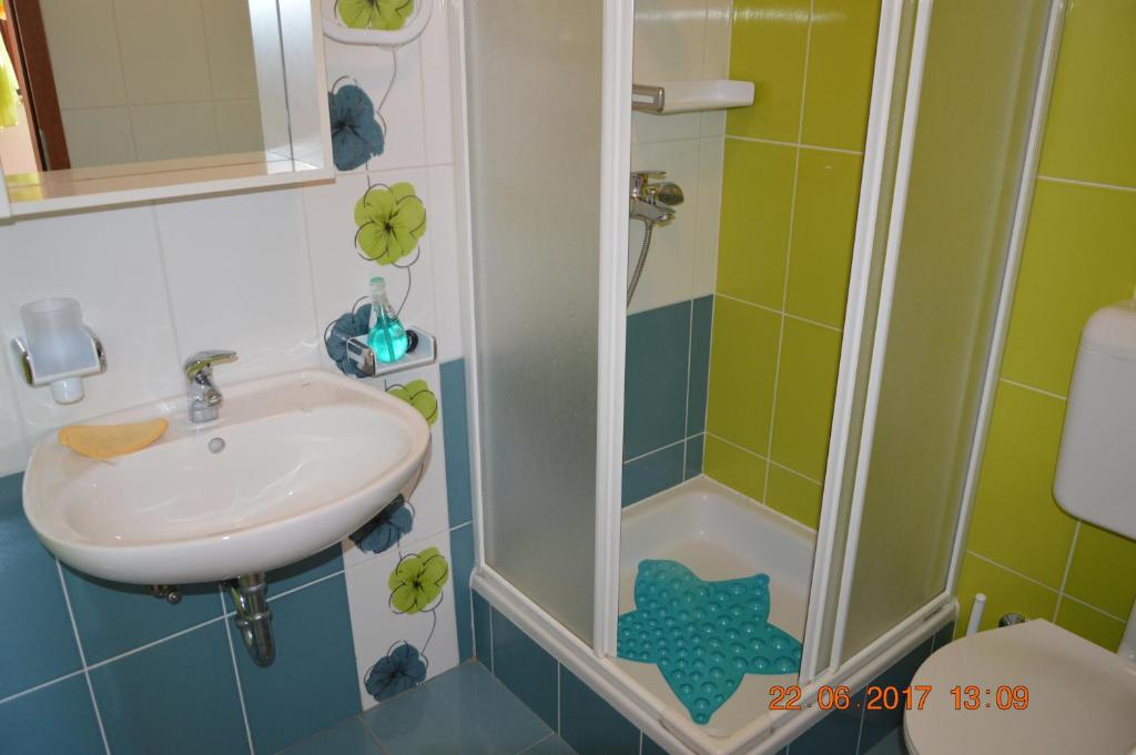Koupelna v ubytování Apartments and rooms by the sea Jakisnica, Pag - 4160