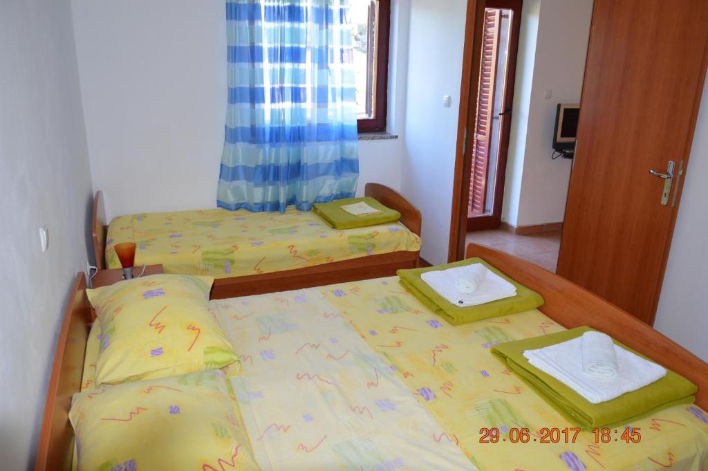 Postel nebo postele na pokoji v ubytování Apartments and rooms by the sea Jakisnica, Pag - 4160