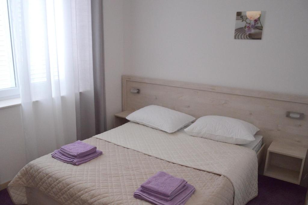 Postel nebo postele na pokoji v ubytování Apartments and rooms by the sea Jakisnica, Pag - 4160