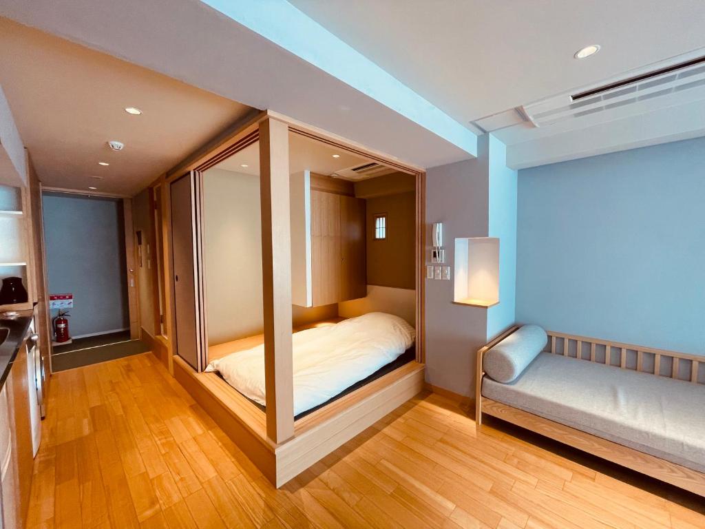 um quarto com uma cama e um espelho em Nplus Tokyo Akihabara Premium em Tóquio