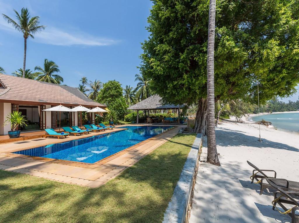 een zwembad naast een strand met een resort bij Villa Waimarie - SHA Extra Plus in Lipa Noi