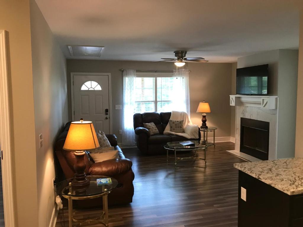 uma sala de estar com um sofá e uma cadeira em Brand New 3 bedroom 2 bath Home (Built 2022) em Huntsville