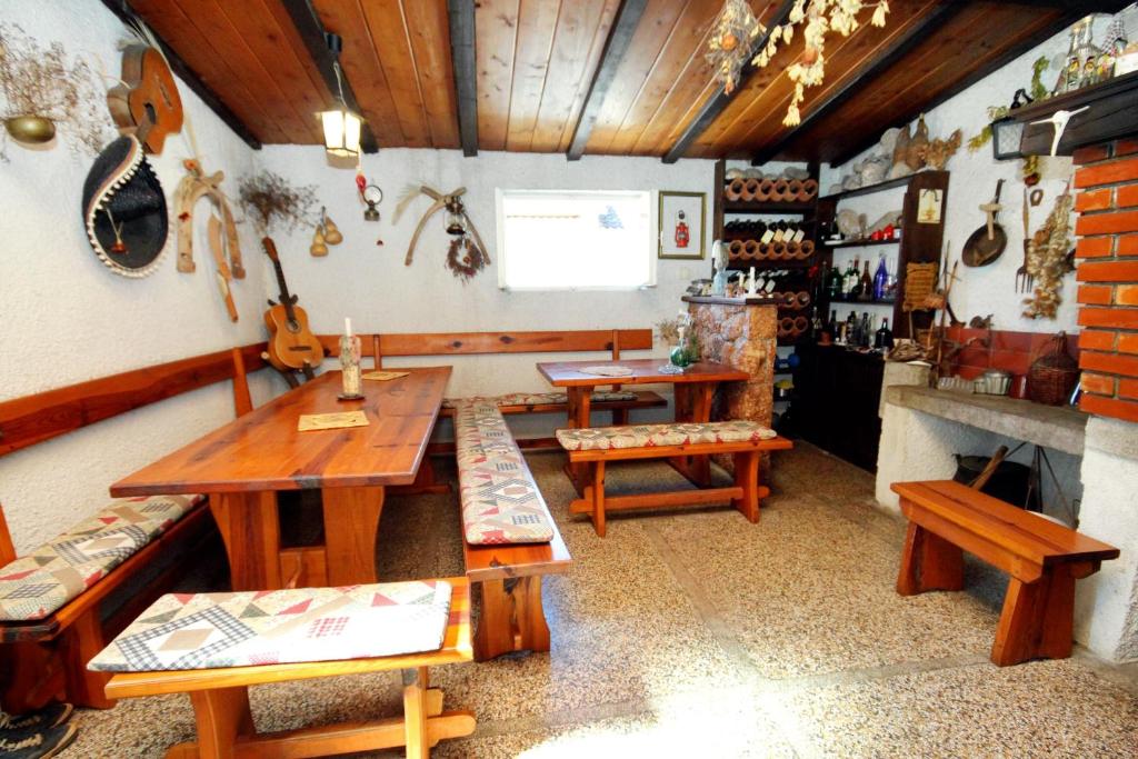 Restauracja lub miejsce do jedzenia w obiekcie Studio Vrboska 540a