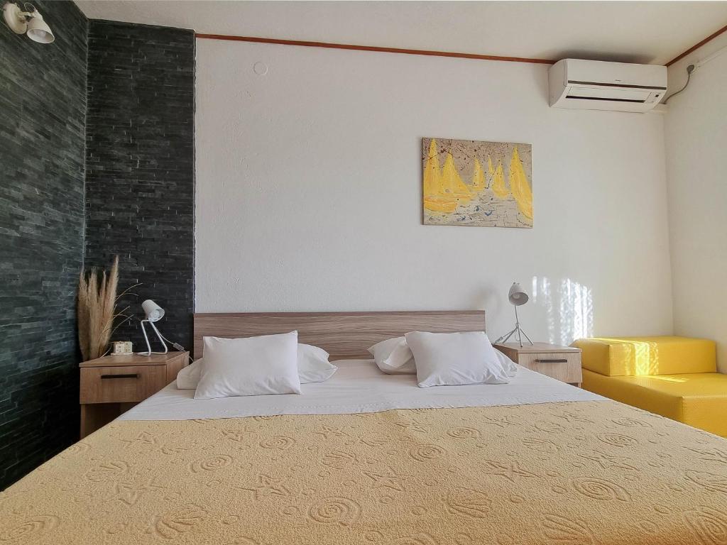 Łóżko lub łóżka w pokoju w obiekcie Studio Vrboska 540a