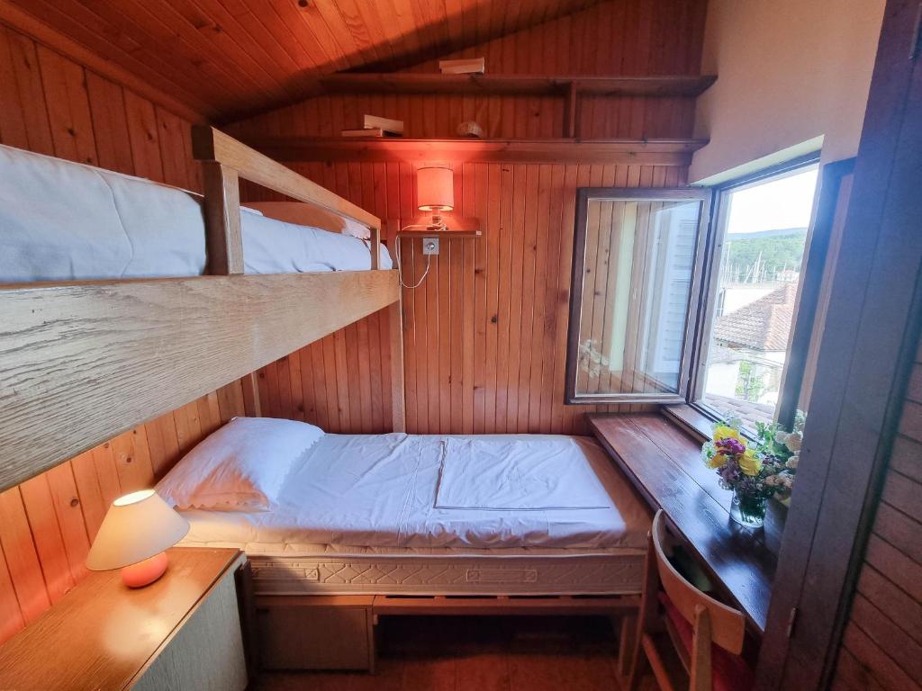 Posteľ alebo postele v izbe v ubytovaní Apartments and rooms by the sea Vrboska (Hvar) - 540