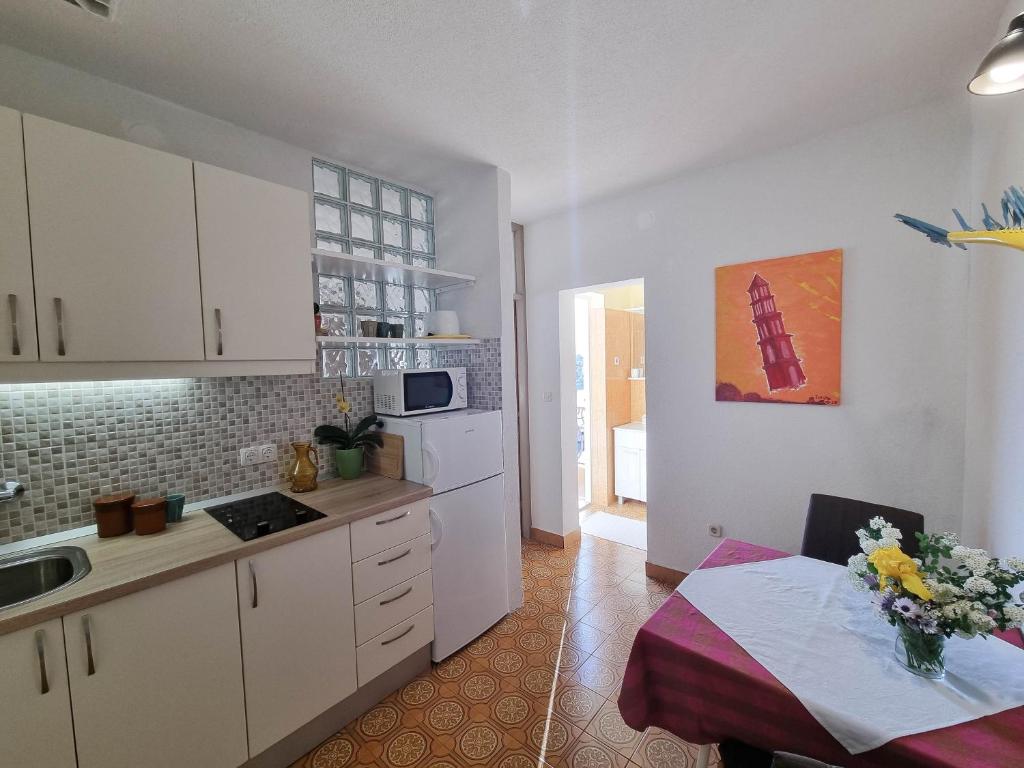 Kuchyňa alebo kuchynka v ubytovaní Apartments and rooms by the sea Vrboska (Hvar) - 540